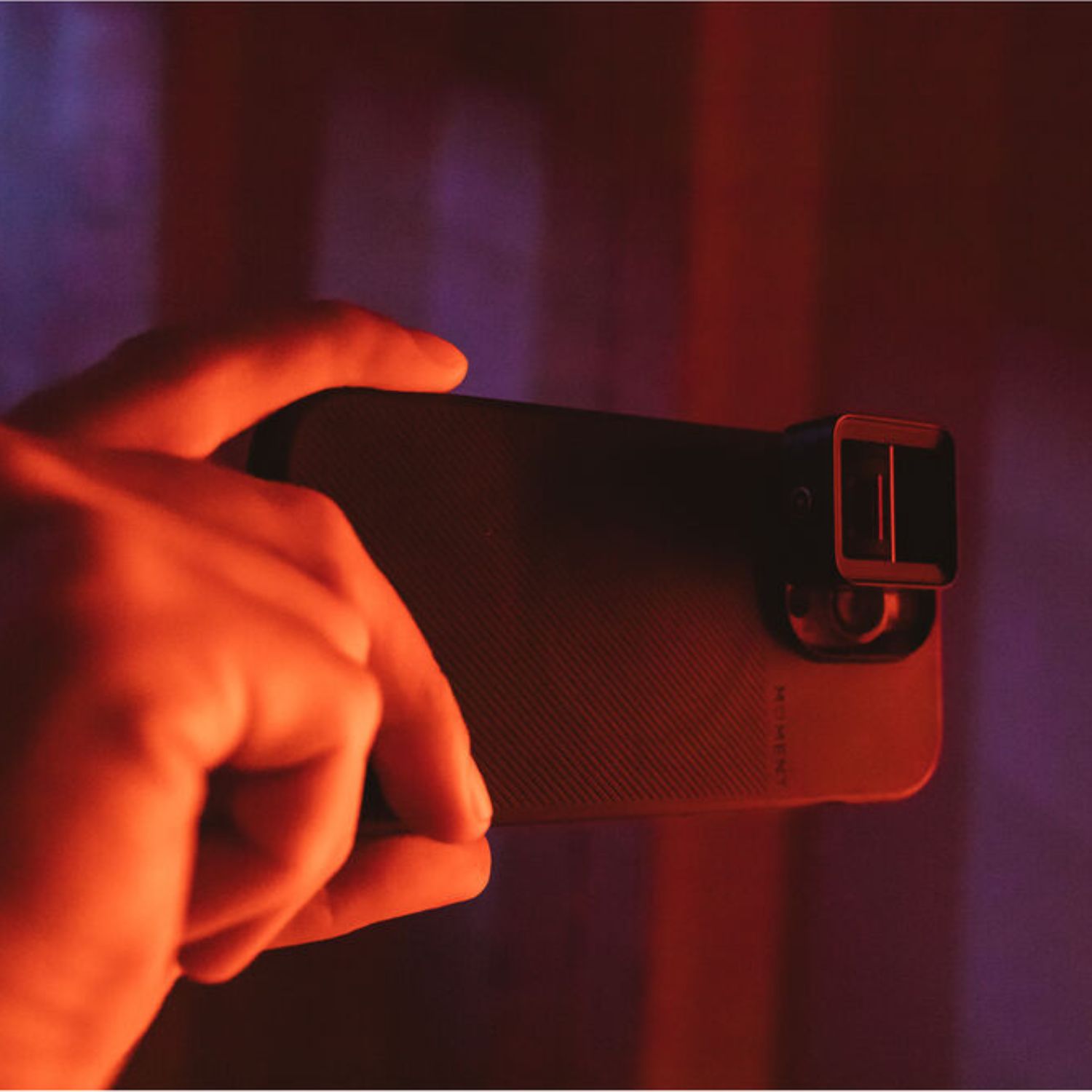 Moment-1.33x-Anamorphic-T-Series-Mobile-Lens-Gold-Flare-Online-Buy-India_4 - Hey Jimmy